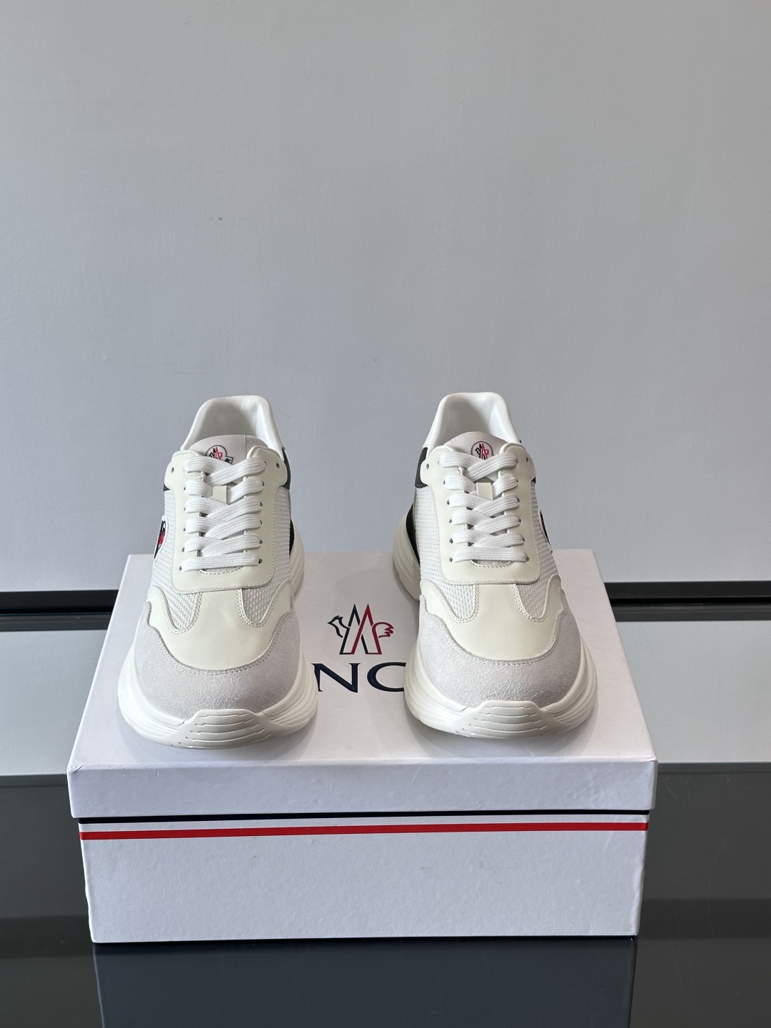 Moncler/蒙口男士休闲运动鞋，具有舒适防滑性能，采用一体成型进口飞织科技面料制成，兼备创新、功能性