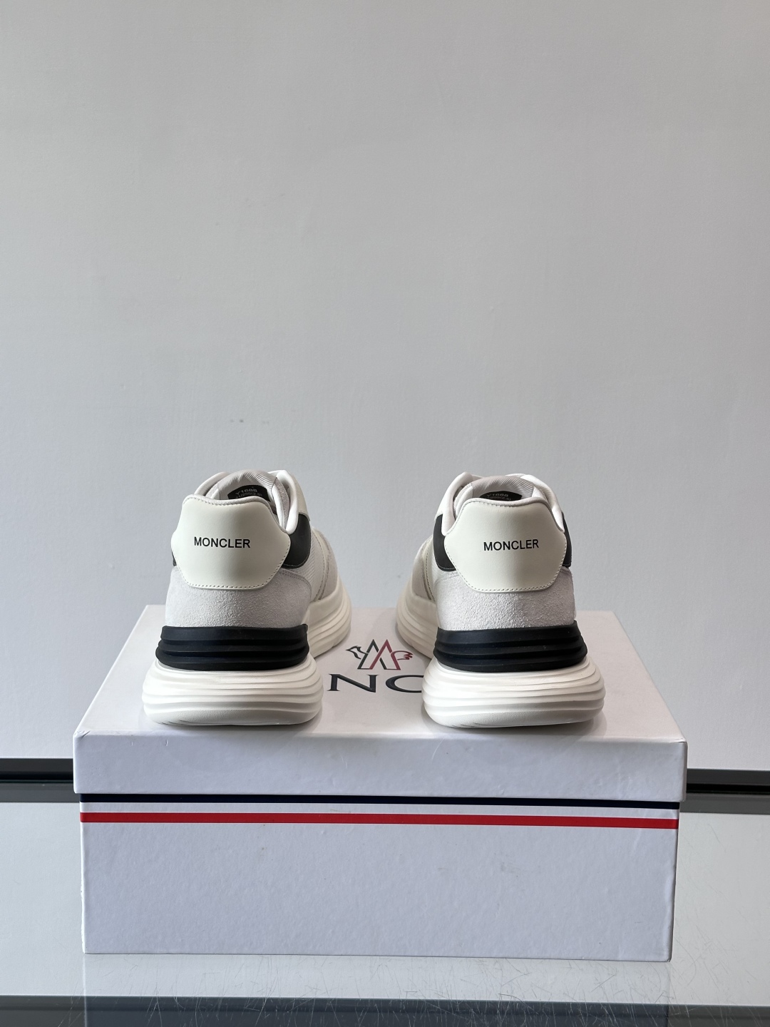 Moncler/蒙口男士休闲运动鞋，具有舒适防滑性能，采用一体成型进口飞织科技面料制成，兼备创新、功能性