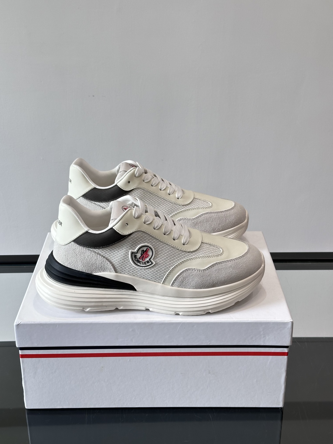 Moncler/蒙口男士休闲运动鞋，具有舒适防滑性能，采用一体成型进口飞织科技面料制成，兼备创新、功能性
