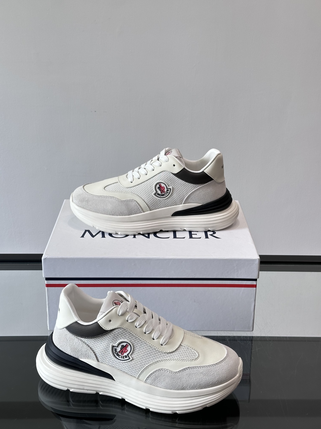 Moncler/蒙口男士休闲运动鞋，具有舒适防滑性能，采用一体成型进口飞织科技面料制成，兼备创新、功能性