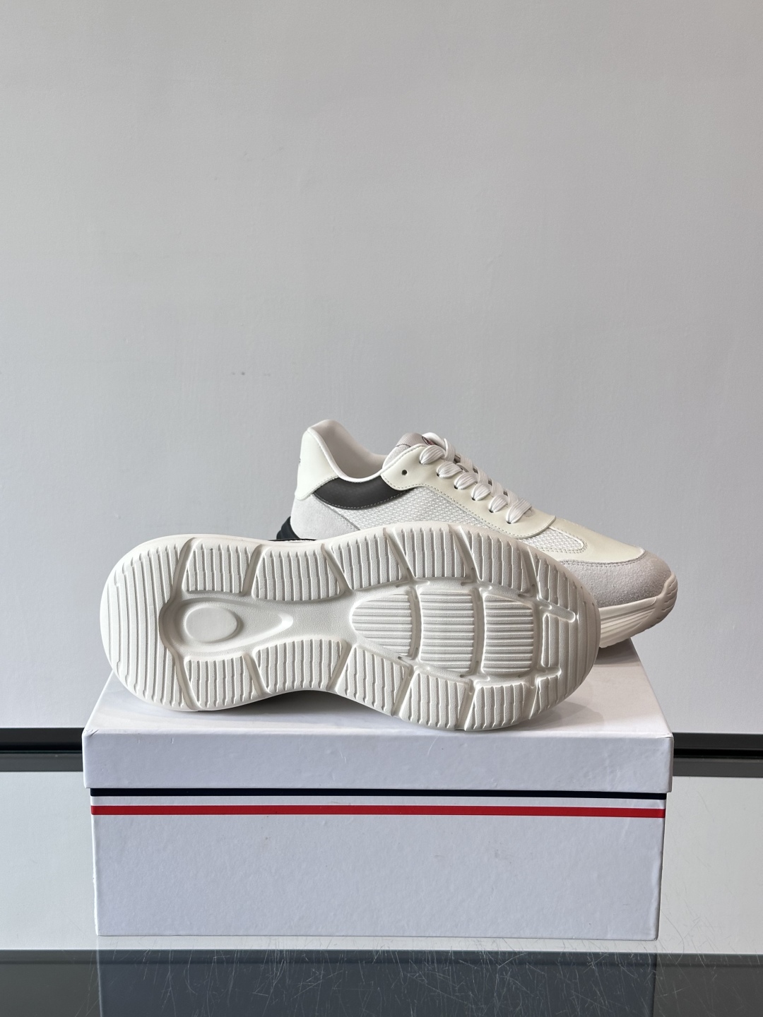 Moncler/蒙口男士休闲运动鞋，具有舒适防滑性能，采用一体成型进口飞织科技面料制成，兼备创新、功能性