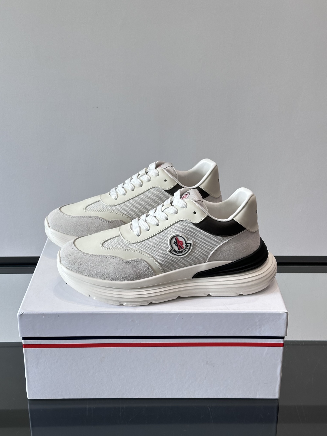 Moncler/蒙口男士休闲运动鞋，具有舒适防滑性能，采用一体成型进口飞织科技面料制成，兼备创新、功能性