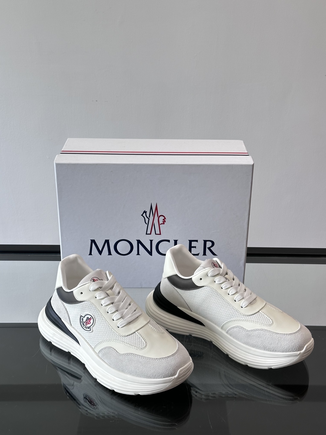 Moncler/蒙口男士休闲运动鞋，具有舒适防滑性能，采用一体成型进口飞织科技面料制成，兼备创新、功能性