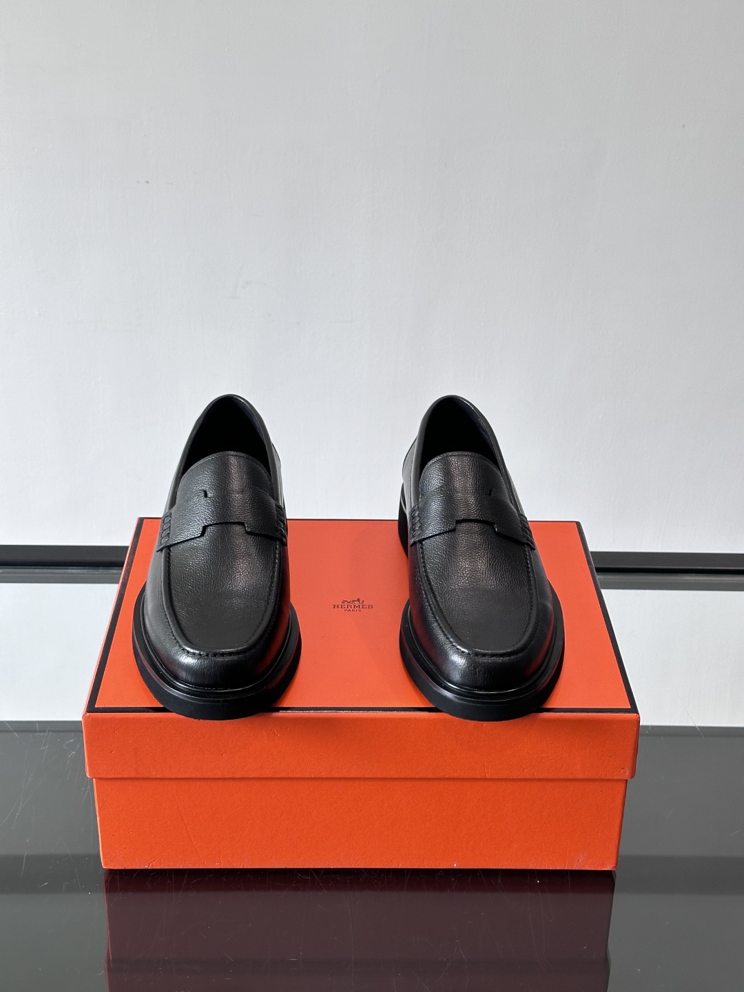 爱马仕Hermes皮鞋👞。2025高级感商务穿搭必备的男鞋~~进口原版牛皮，水染头层牛里，进口橡胶大底！