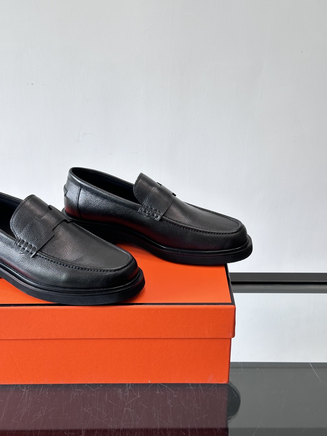 爱马仕Hermes皮鞋👞。2025高级感商务穿搭必备的男鞋~~进口原版牛皮，水染头层牛里，进口橡胶大底！