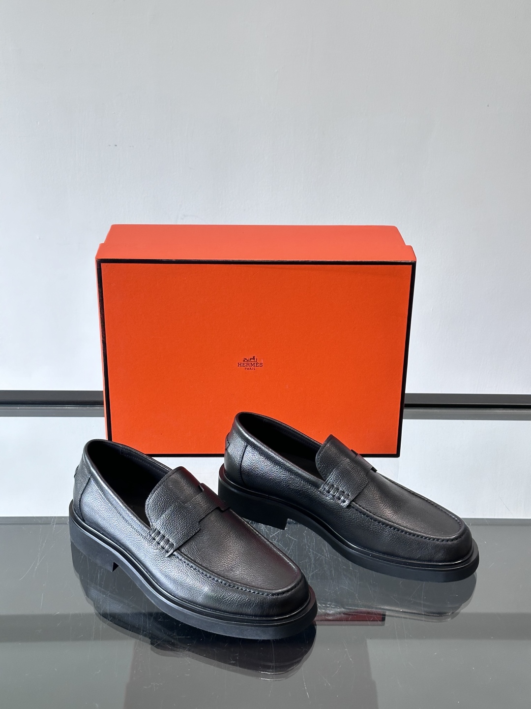 爱马仕Hermes皮鞋👞。2025高级感商务穿搭必备的男鞋~~进口原版牛皮，水染头层牛里，进口橡胶大底！