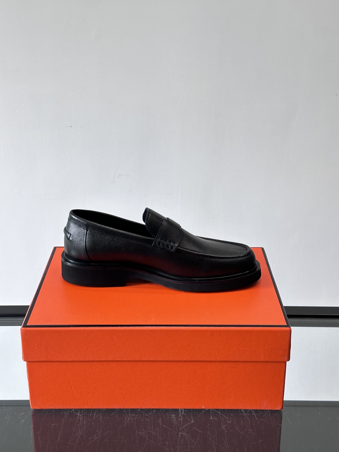 爱马仕Hermes皮鞋👞。2025高级感商务穿搭必备的男鞋~~进口原版牛皮，水染头层牛里，进口橡胶大底！