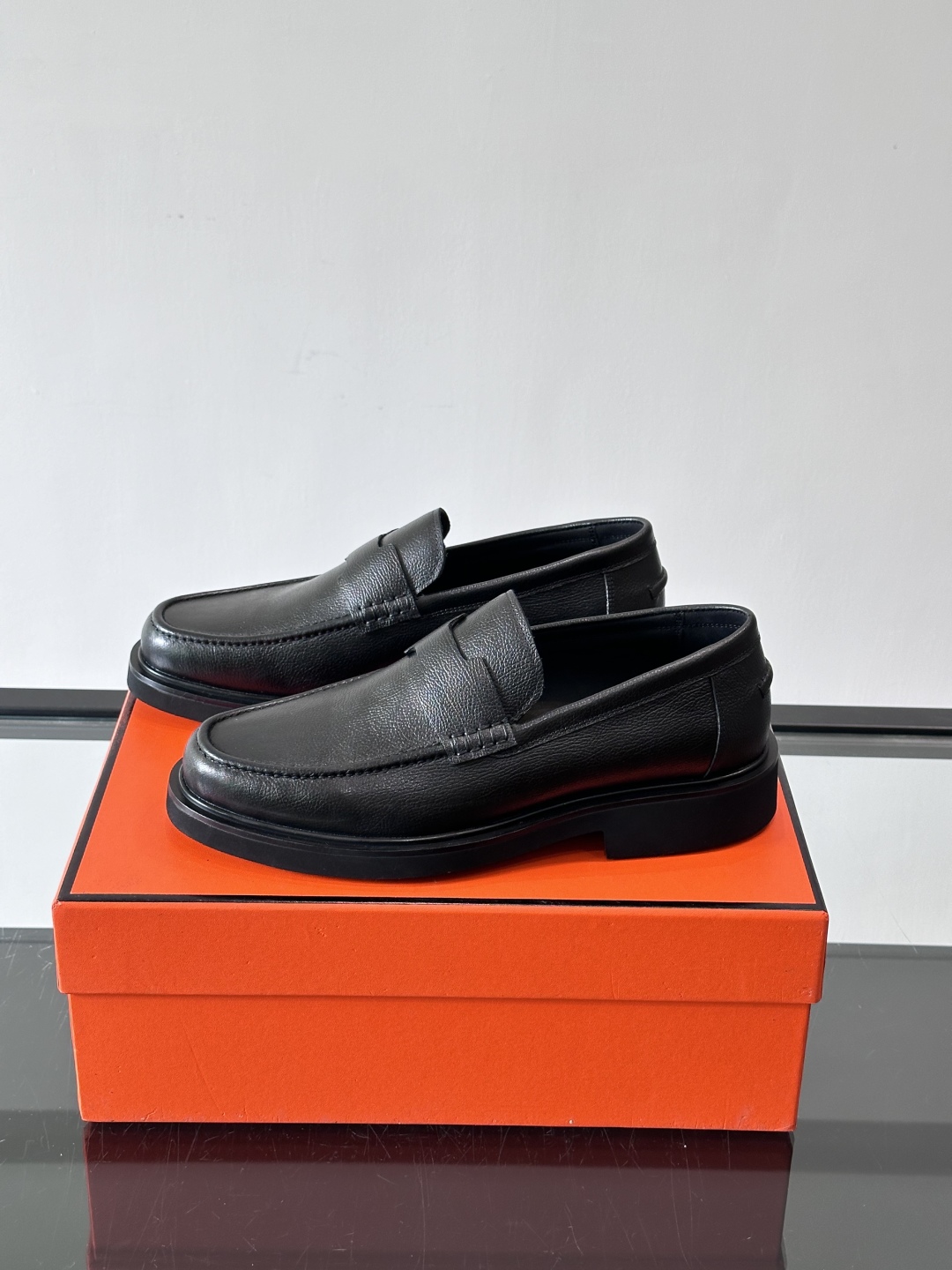 爱马仕Hermes皮鞋👞。2025高级感商务穿搭必备的男鞋~~进口原版牛皮，水染头层牛里，进口橡胶大底！