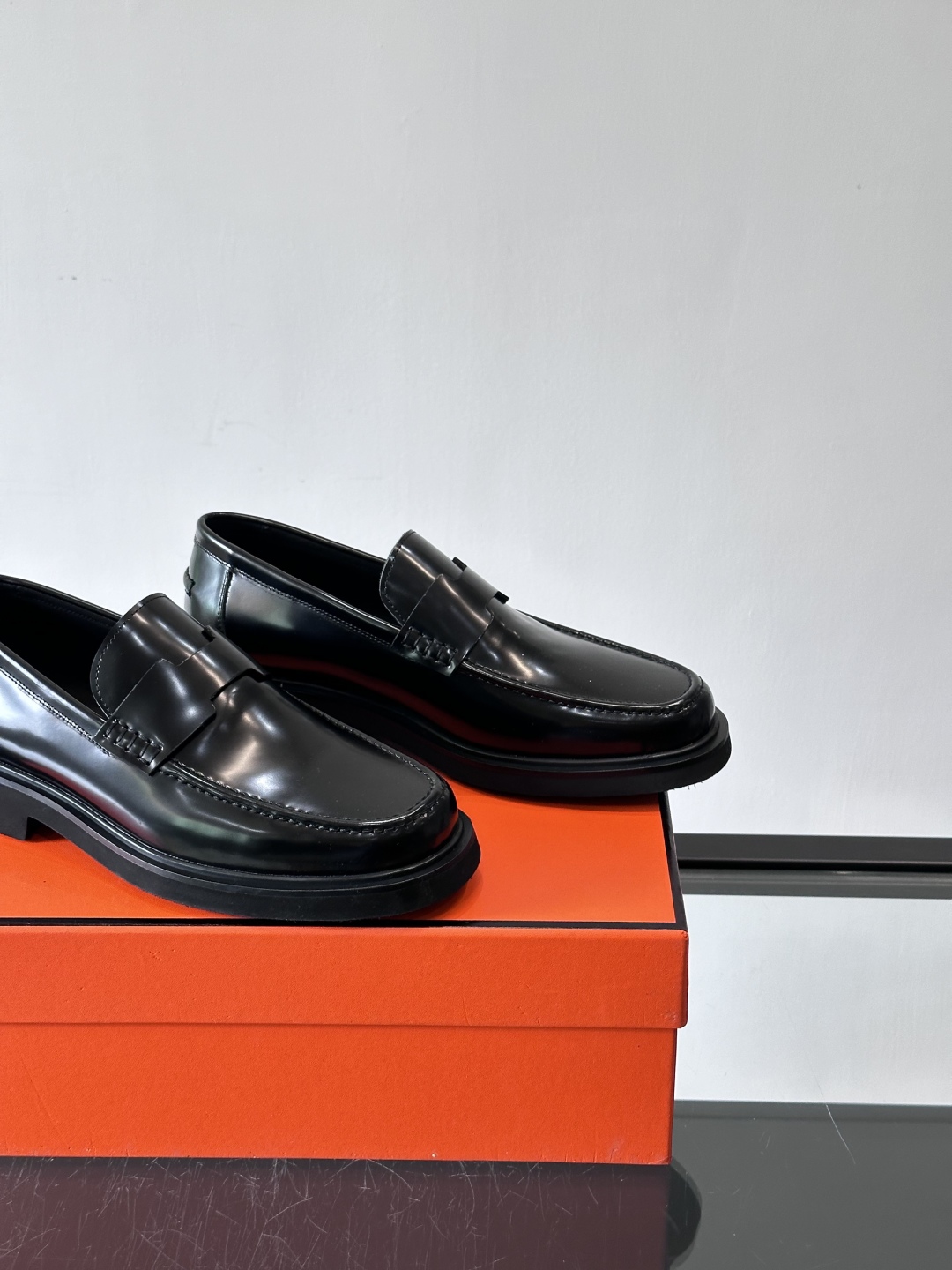 爱马仕Hermes皮鞋👞。2025高级感商务穿搭必备的男鞋~~进口原版牛皮，水染头层牛里，进口橡胶大底！