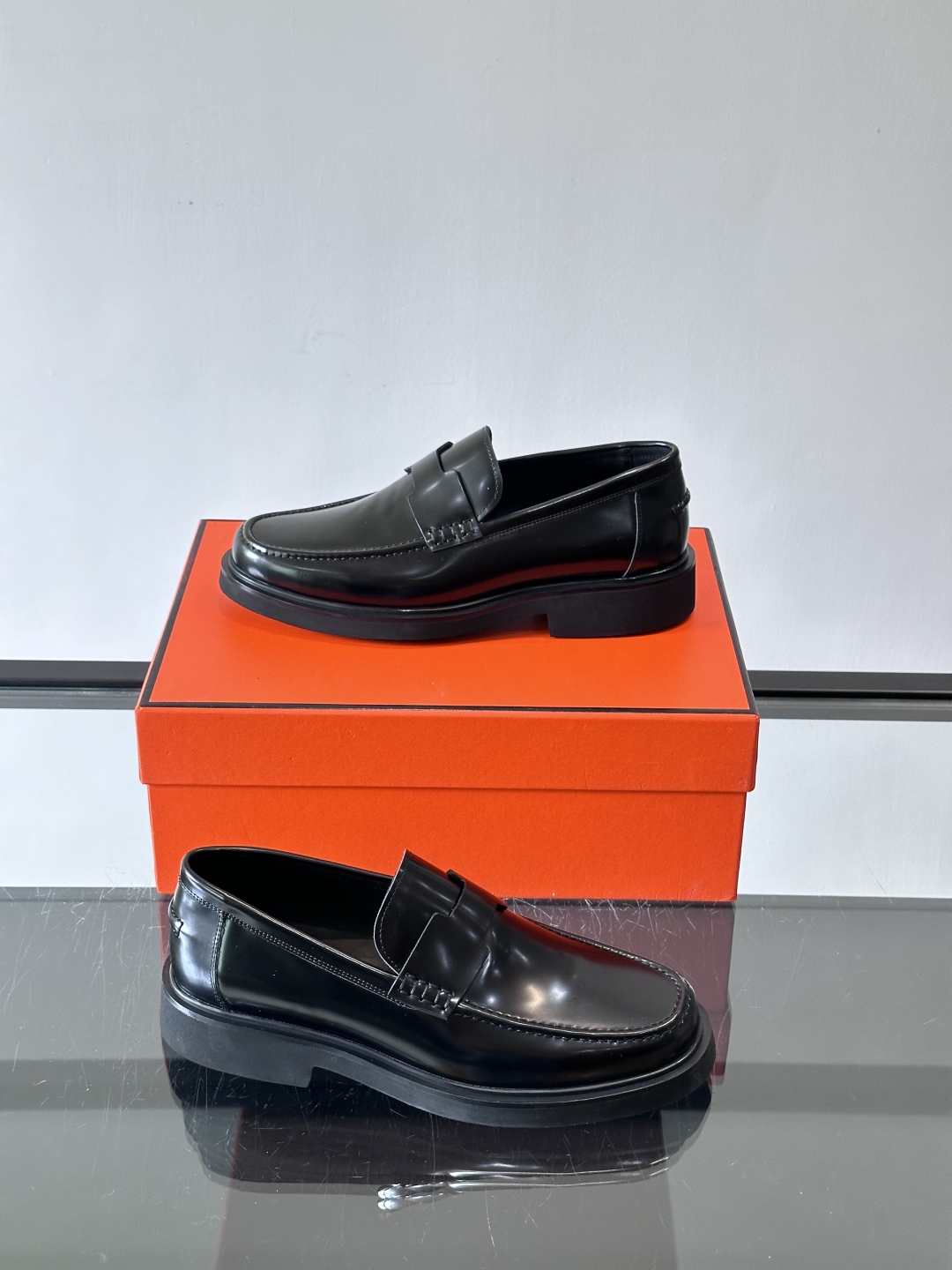 爱马仕Hermes皮鞋👞。2025高级感商务穿搭必备的男鞋~~进口原版牛皮，水染头层牛里，进口橡胶大底！