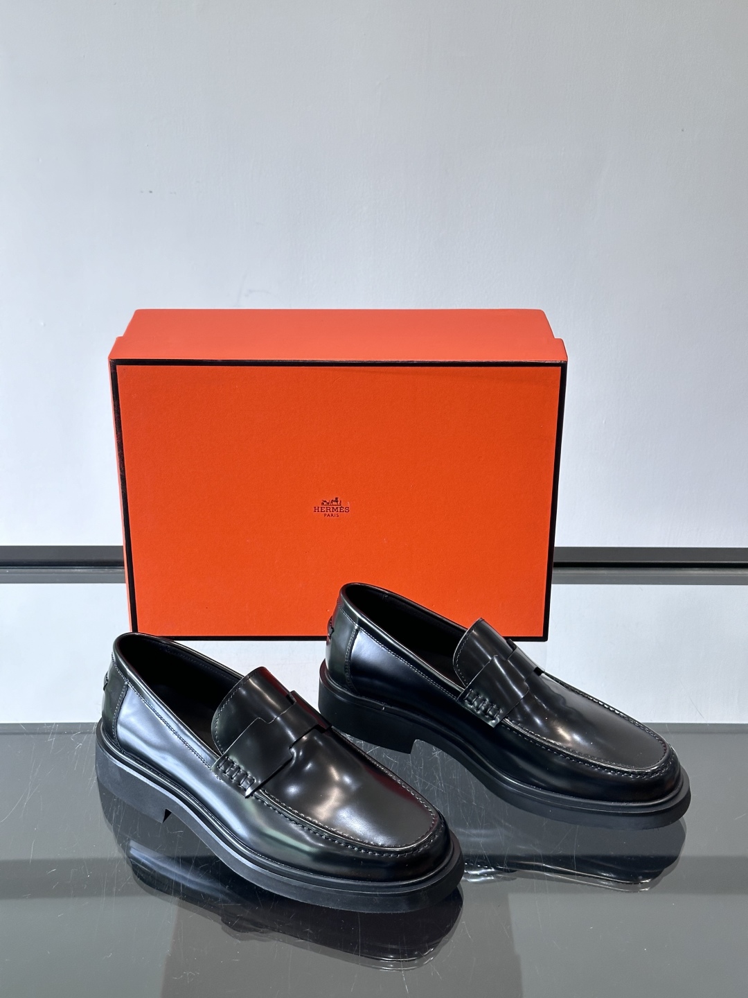 爱马仕Hermes皮鞋👞。2025高级感商务穿搭必备的男鞋~~进口原版牛皮，水染头层牛里，进口橡胶大底！