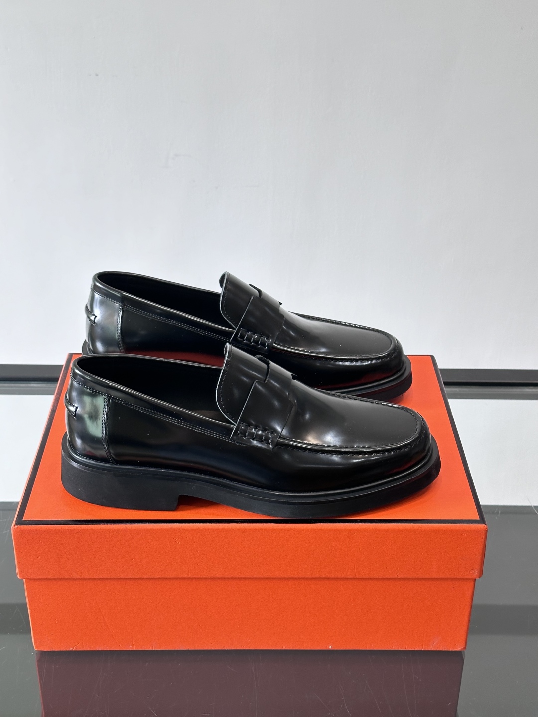 爱马仕Hermes皮鞋👞。2025高级感商务穿搭必备的男鞋~~进口原版牛皮，水染头层牛里，进口橡胶大底！