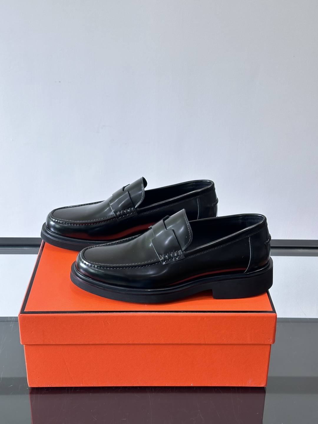 爱马仕Hermes皮鞋👞。2025高级感商务穿搭必备的男鞋~~进口原版牛皮，水染头层牛里，进口橡胶大底！