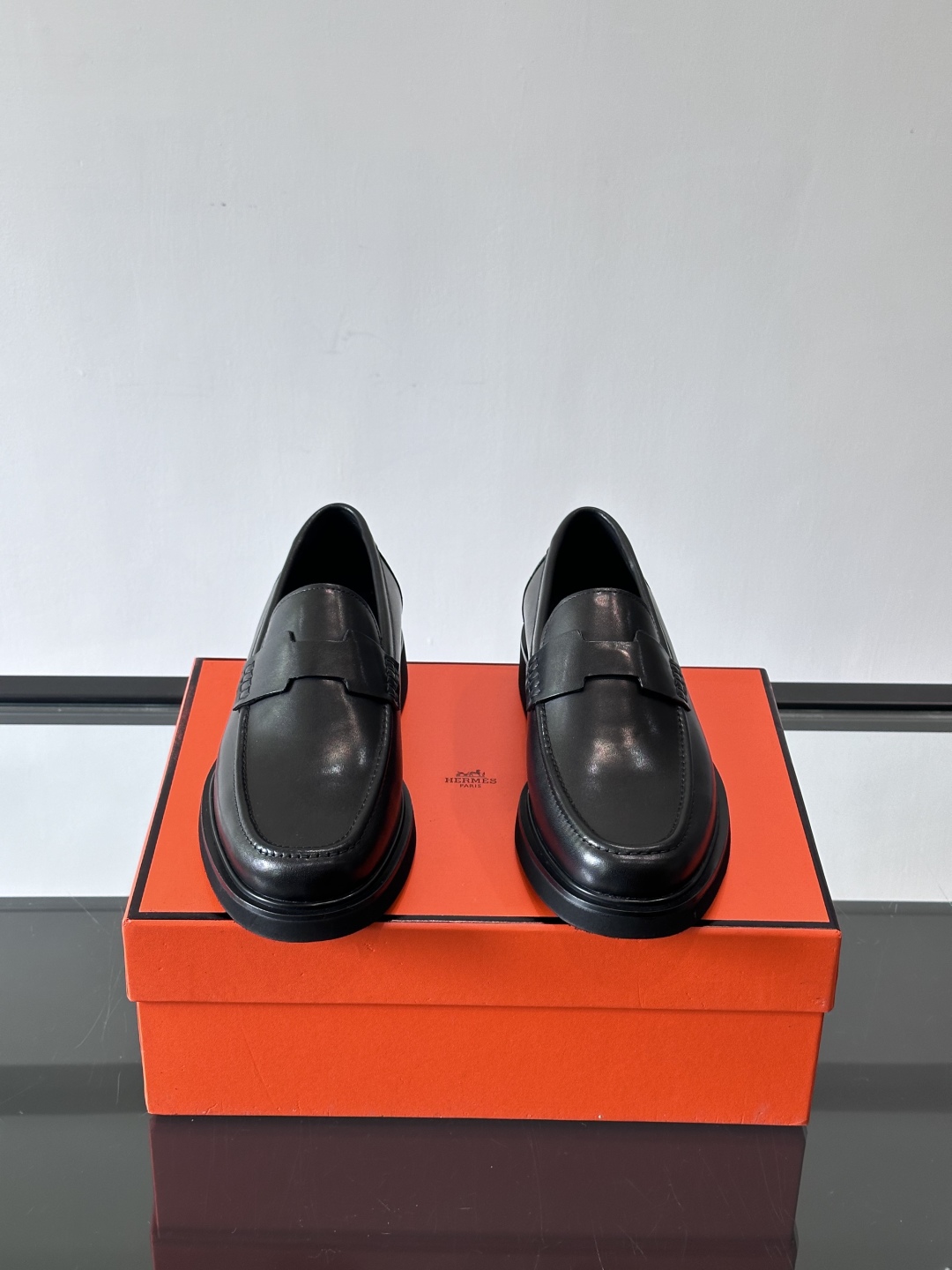 爱马仕Hermes皮鞋👞。2025高级感商务穿搭必备的男鞋~~进口原版牛皮，水染头层牛里，进口橡胶大底！