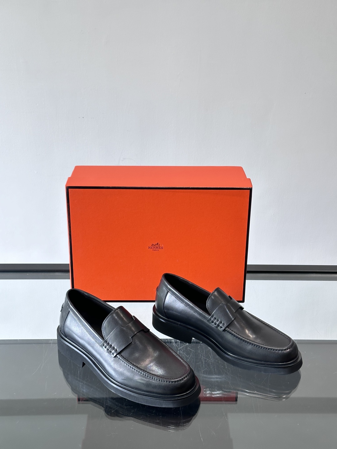 爱马仕Hermes皮鞋👞。2025高级感商务穿搭必备的男鞋~~进口原版牛皮，水染头层牛里，进口橡胶大底！
