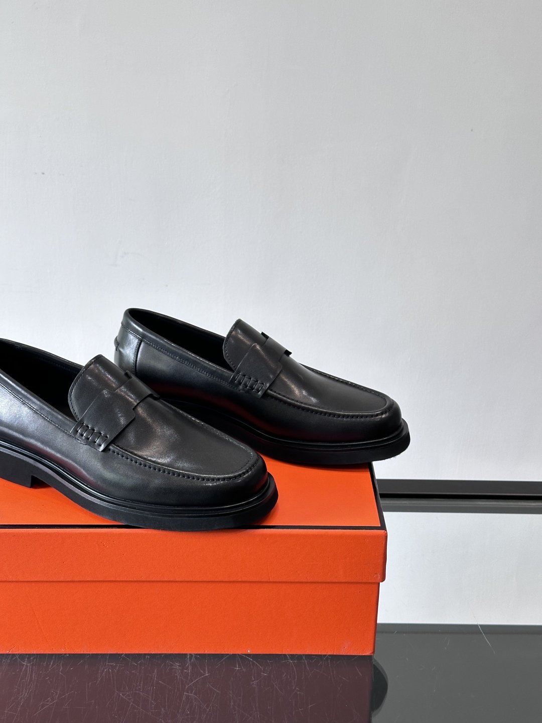 爱马仕Hermes皮鞋👞。2025高级感商务穿搭必备的男鞋~~进口原版牛皮，水染头层牛里，进口橡胶大底！