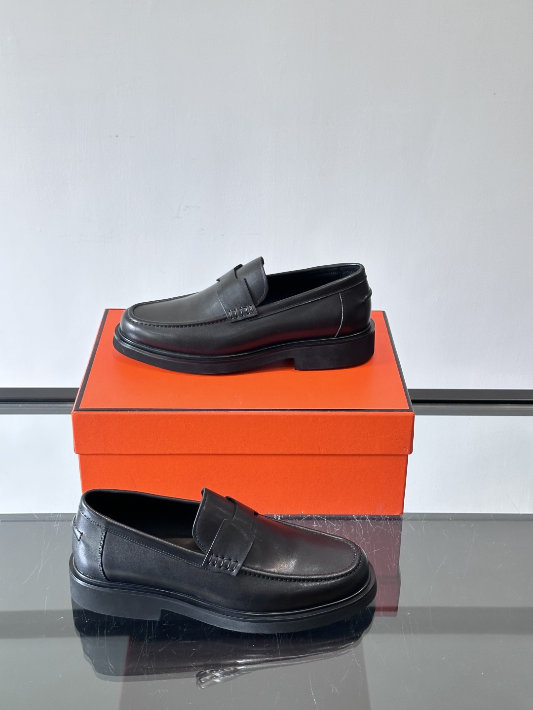 爱马仕Hermes皮鞋👞。2025高级感商务穿搭必备的男鞋~~进口原版牛皮，水染头层牛里，进口橡胶大底！