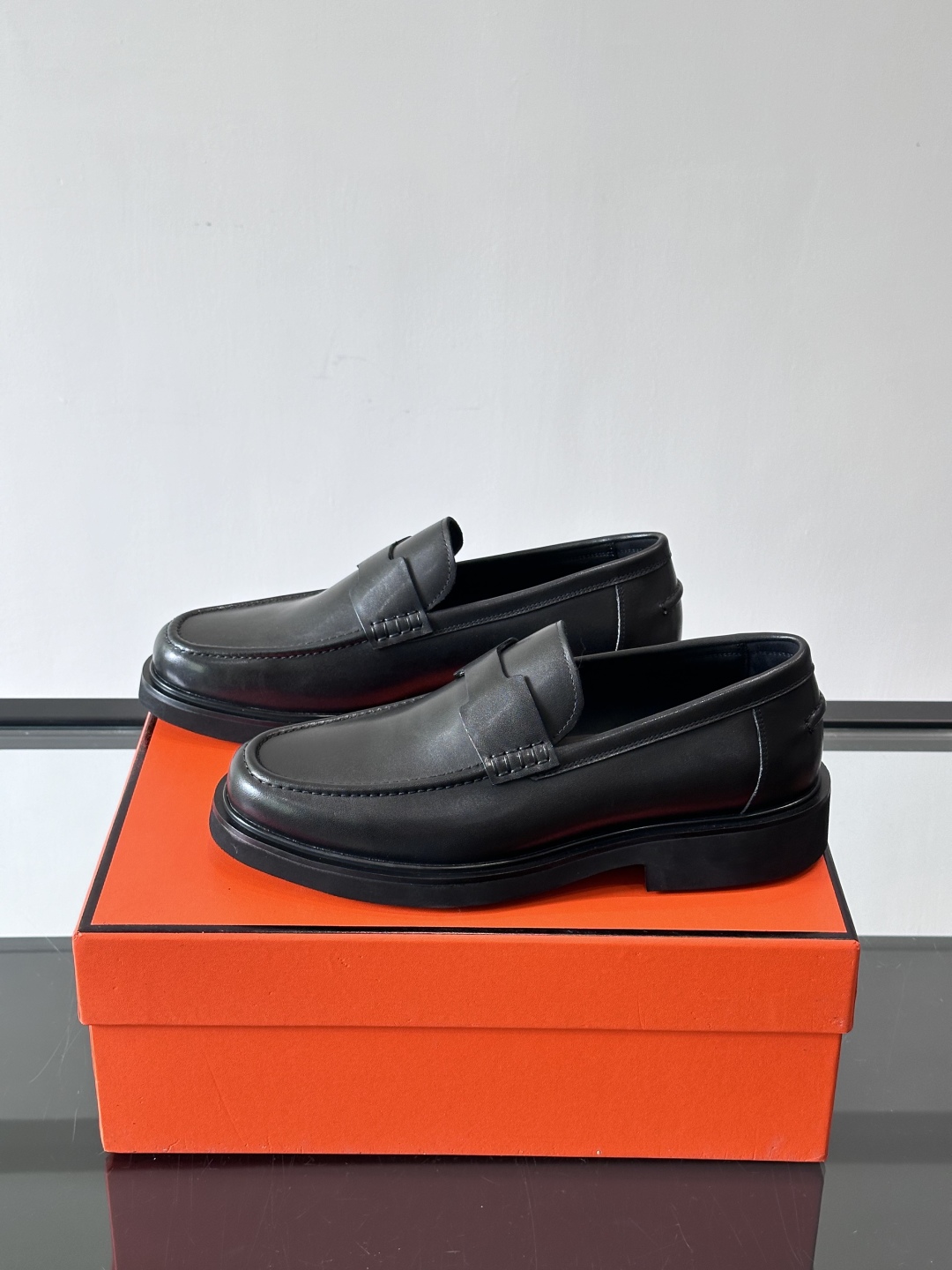 爱马仕Hermes皮鞋👞。2025高级感商务穿搭必备的男鞋~~进口原版牛皮，水染头层牛里，进口橡胶大底！