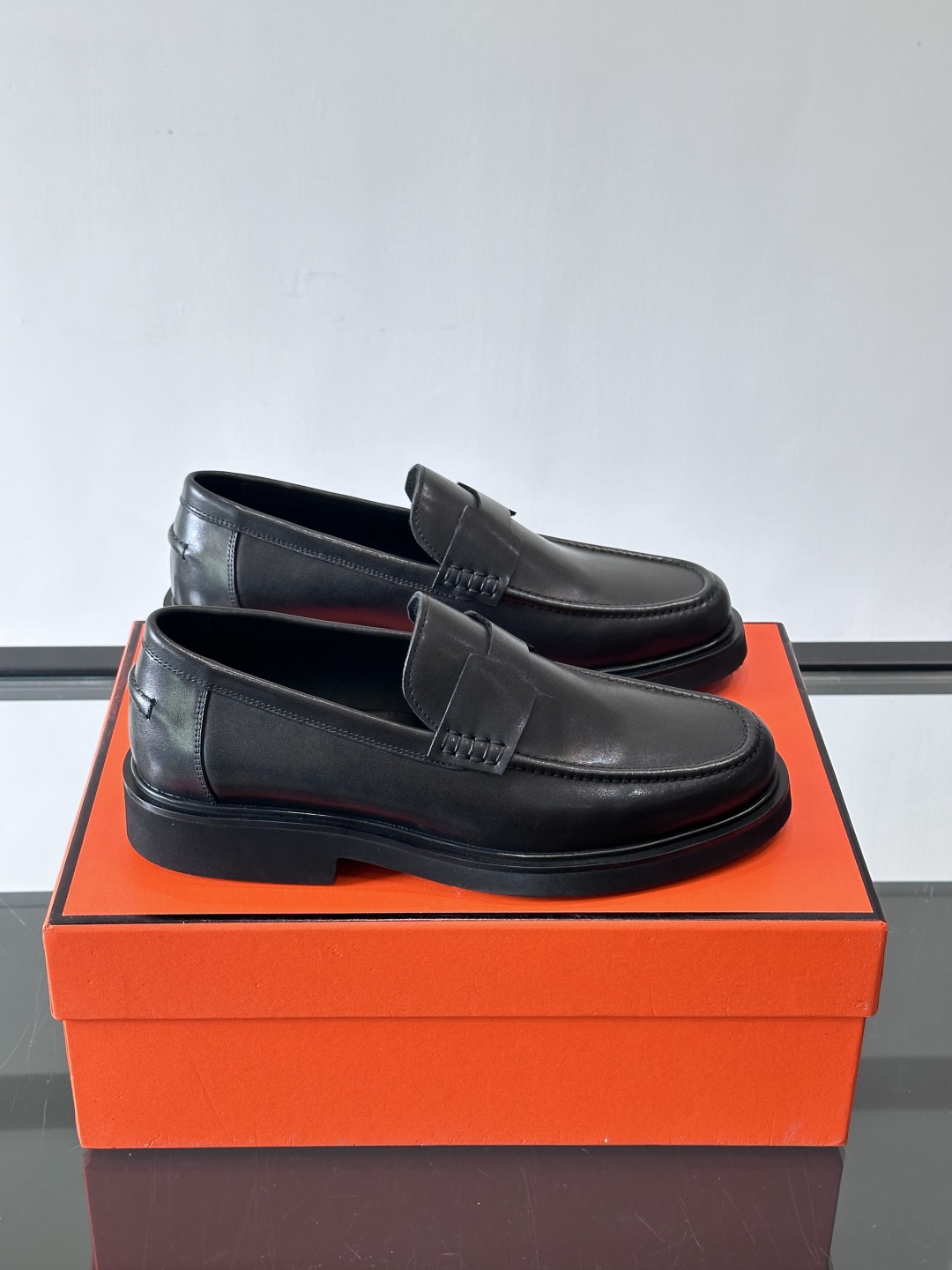 爱马仕Hermes皮鞋👞。2025高级感商务穿搭必备的男鞋~~进口原版牛皮，水染头层牛里，进口橡胶大底！