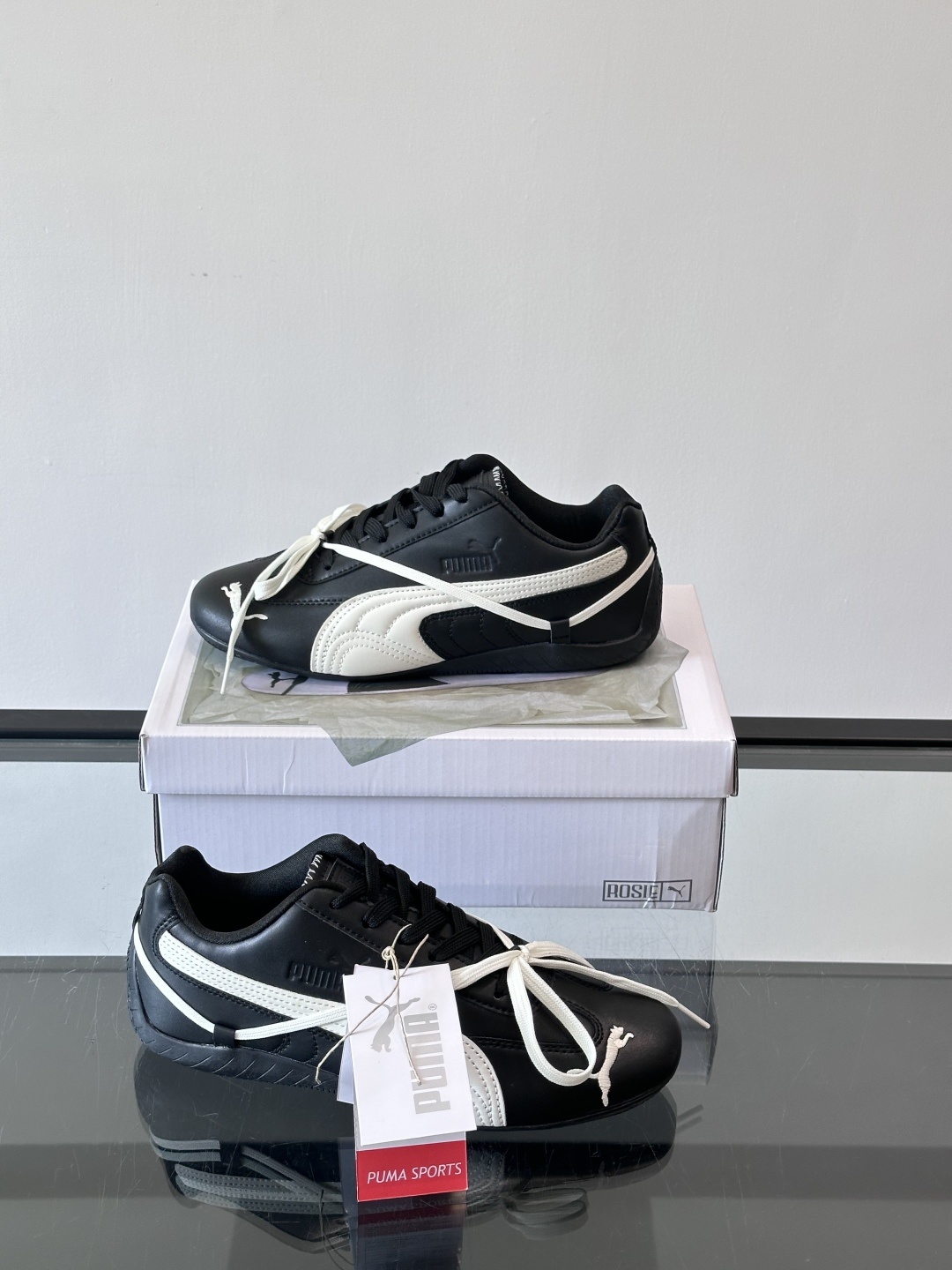 PUMA x ROSÉ 自成风格赛车鞋👟上身了PUMA x ROSÉ SPEEDCAT融入了ROSÉ亲自