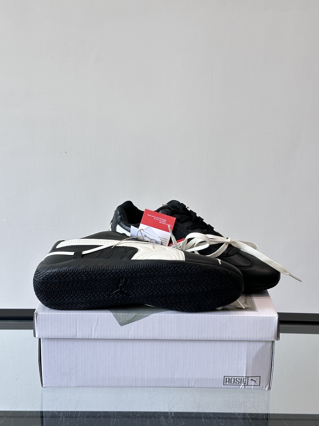 PUMA x ROSÉ 自成风格赛车鞋👟上身了PUMA x ROSÉ SPEEDCAT融入了ROSÉ亲自