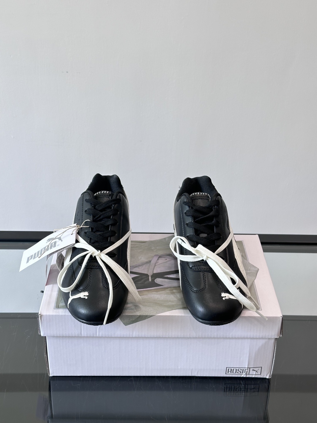 PUMA x ROSÉ 自成风格赛车鞋👟上身了PUMA x ROSÉ SPEEDCAT融入了ROSÉ亲自