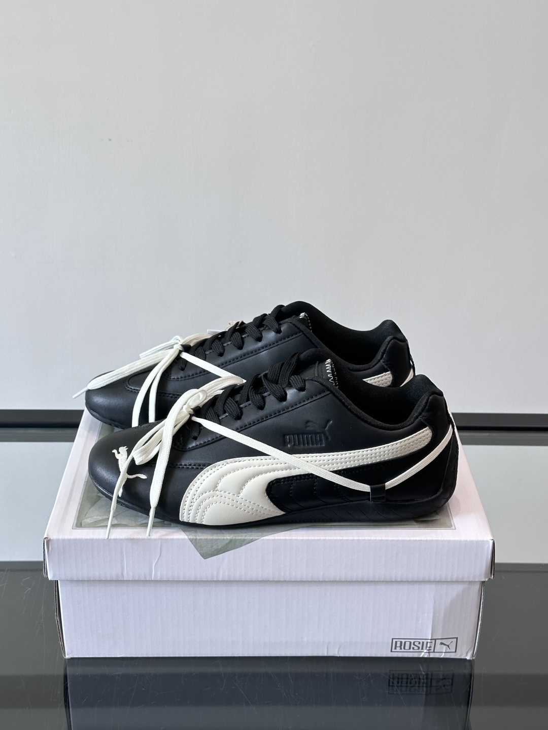 PUMA x ROSÉ 自成风格赛车鞋👟上身了PUMA x ROSÉ SPEEDCAT融入了ROSÉ亲自