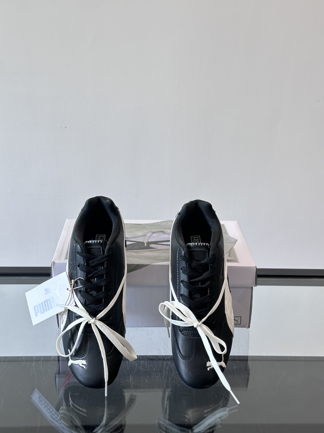 PUMA x ROSÉ 自成风格赛车鞋👟上身了PUMA x ROSÉ SPEEDCAT融入了ROSÉ亲自