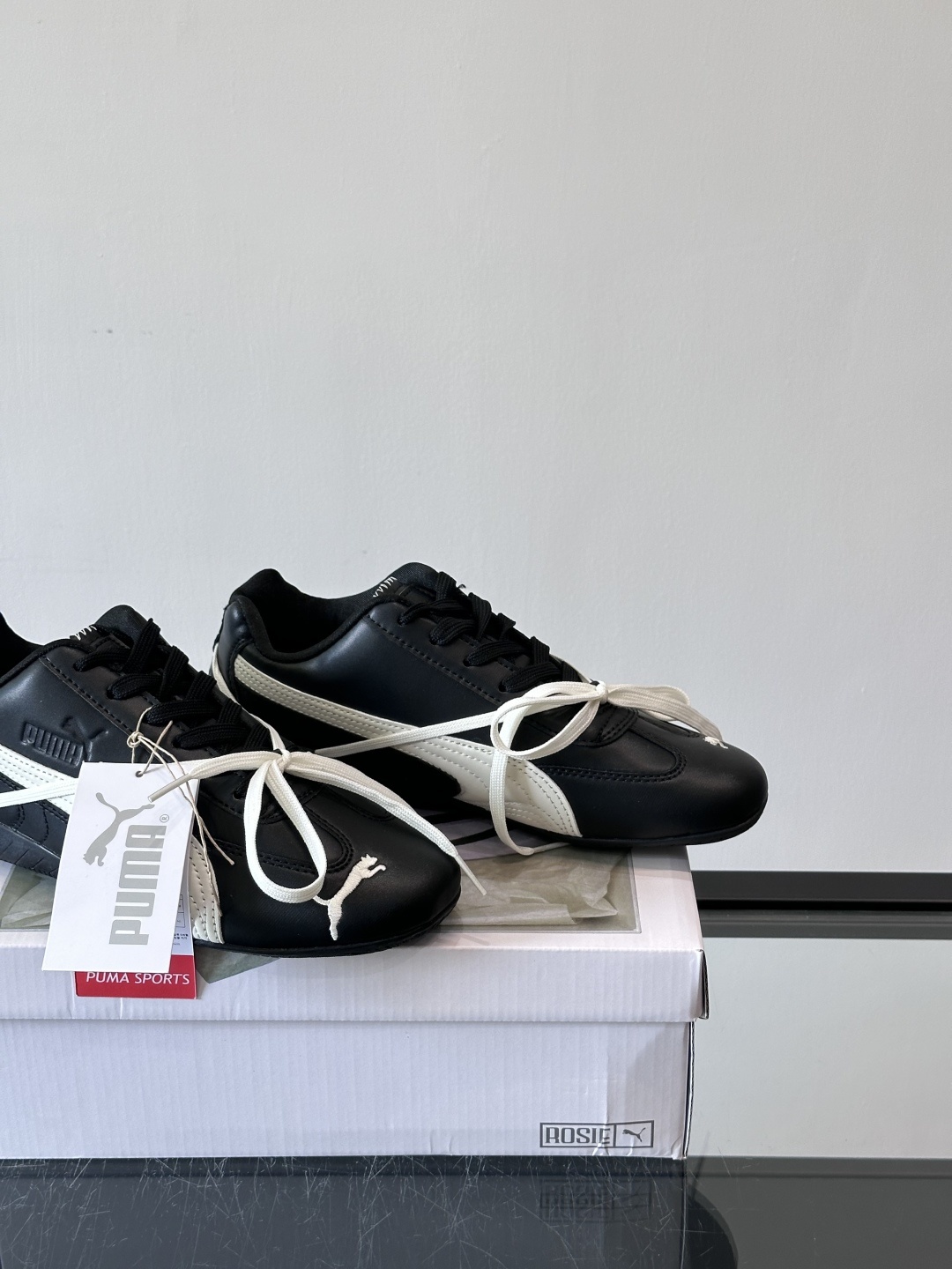 PUMA x ROSÉ 自成风格赛车鞋👟上身了PUMA x ROSÉ SPEEDCAT融入了ROSÉ亲自