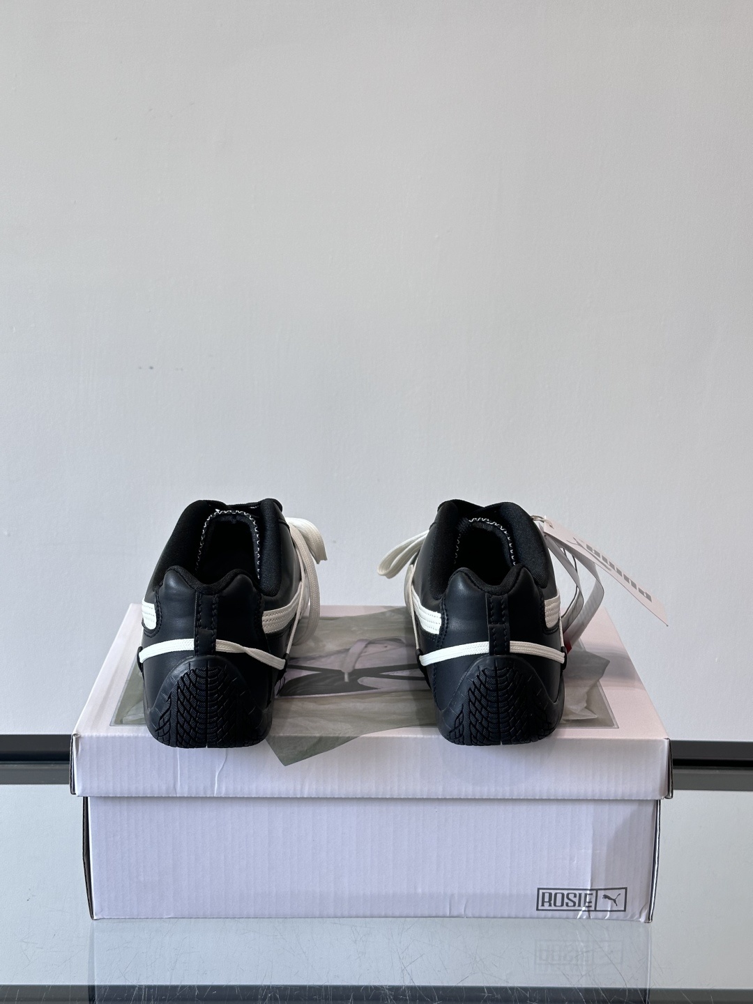 PUMA x ROSÉ 自成风格赛车鞋👟上身了PUMA x ROSÉ SPEEDCAT融入了ROSÉ亲自