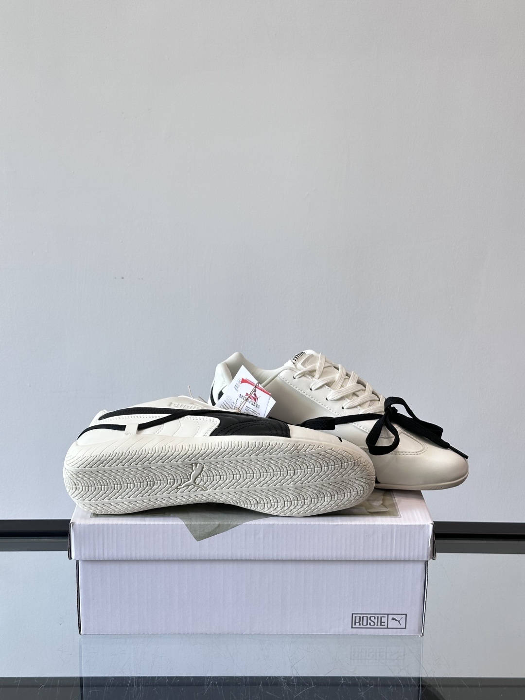 PUMA x ROSÉ 自成风格赛车鞋👟上身了PUMA x ROSÉ SPEEDCAT融入了ROSÉ亲自