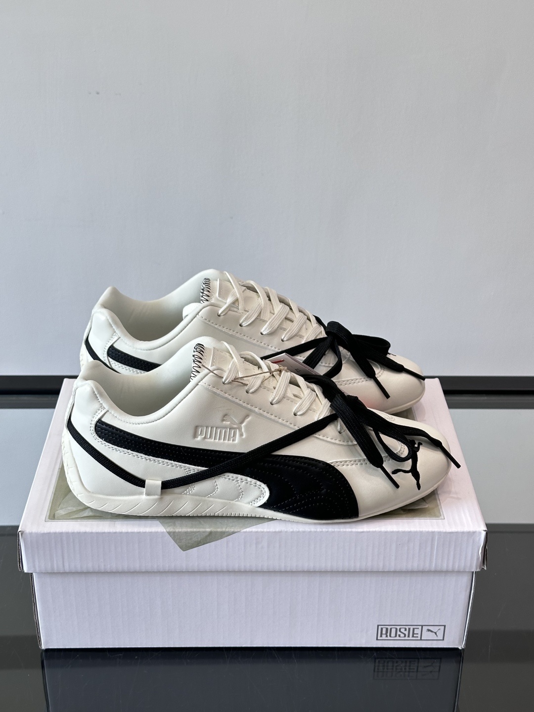 PUMA x ROSÉ 自成风格赛车鞋👟上身了PUMA x ROSÉ SPEEDCAT融入了ROSÉ亲自