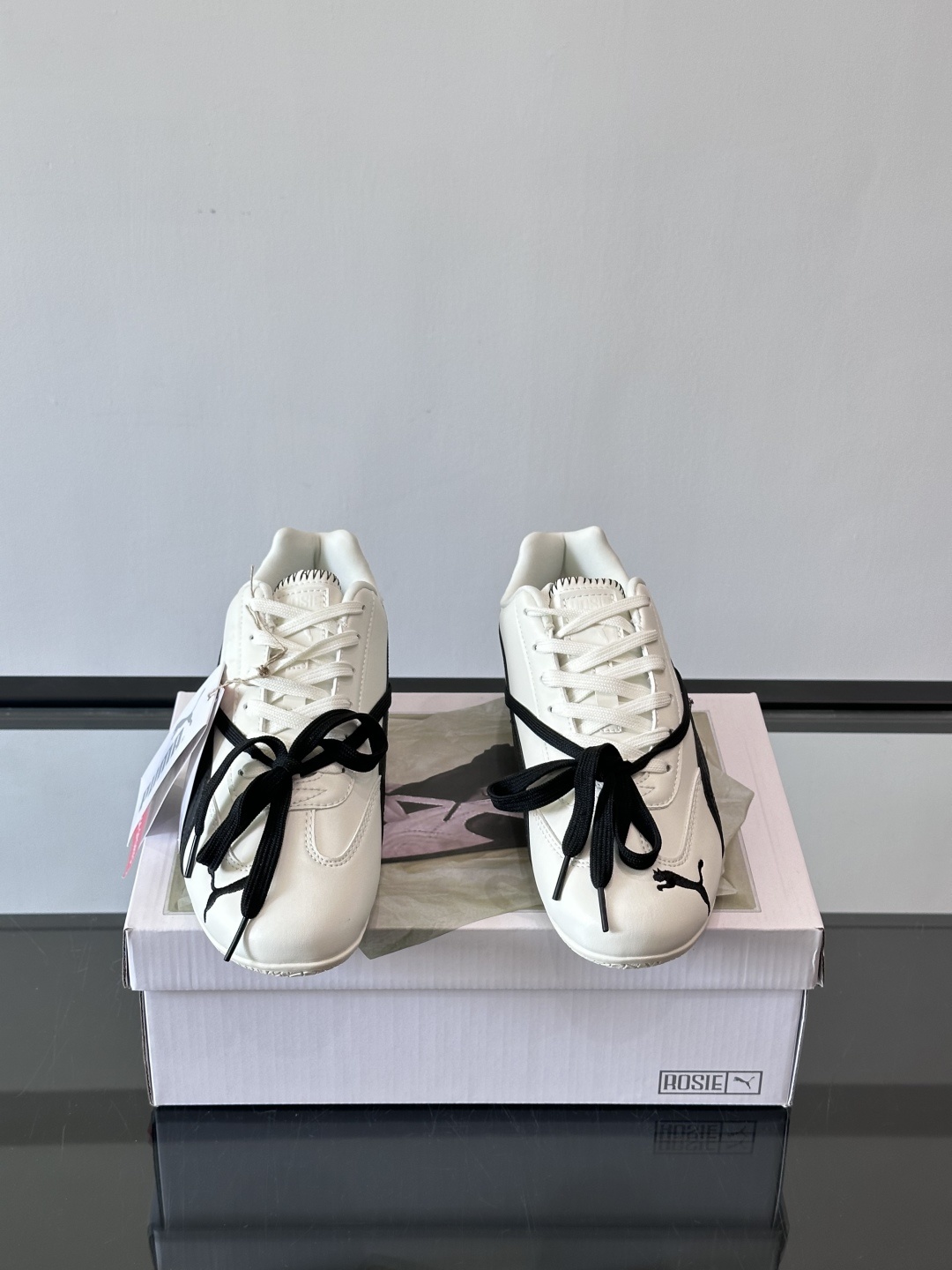 PUMA x ROSÉ 自成风格赛车鞋👟上身了PUMA x ROSÉ SPEEDCAT融入了ROSÉ亲自