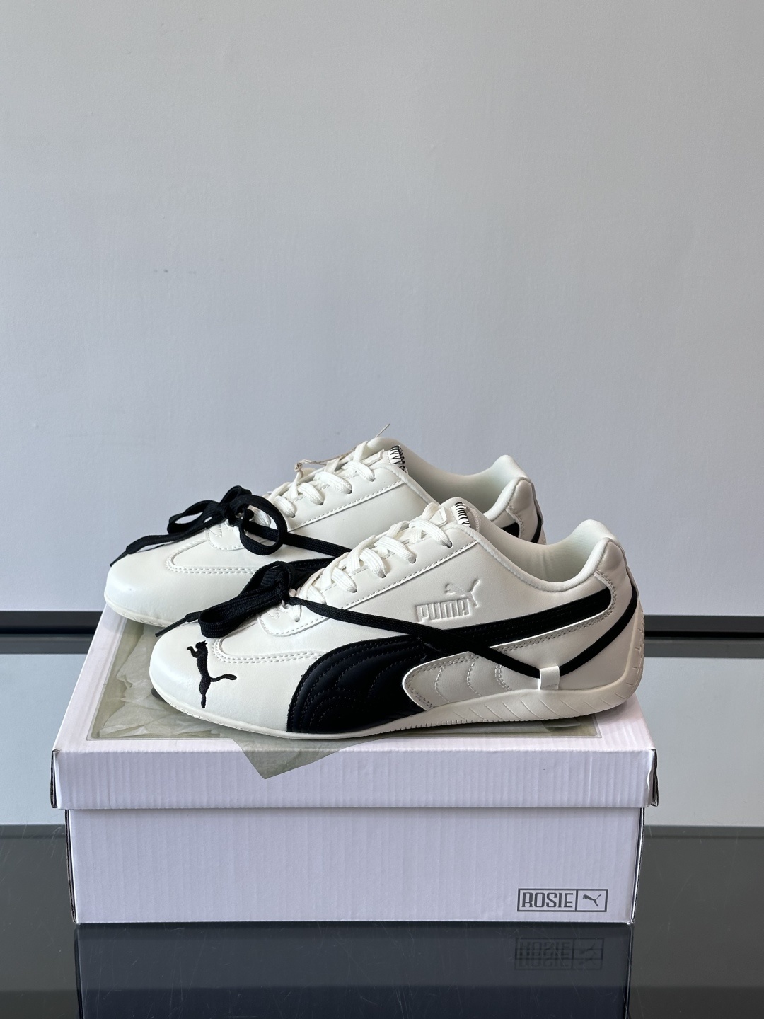 PUMA x ROSÉ 自成风格赛车鞋👟上身了PUMA x ROSÉ SPEEDCAT融入了ROSÉ亲自