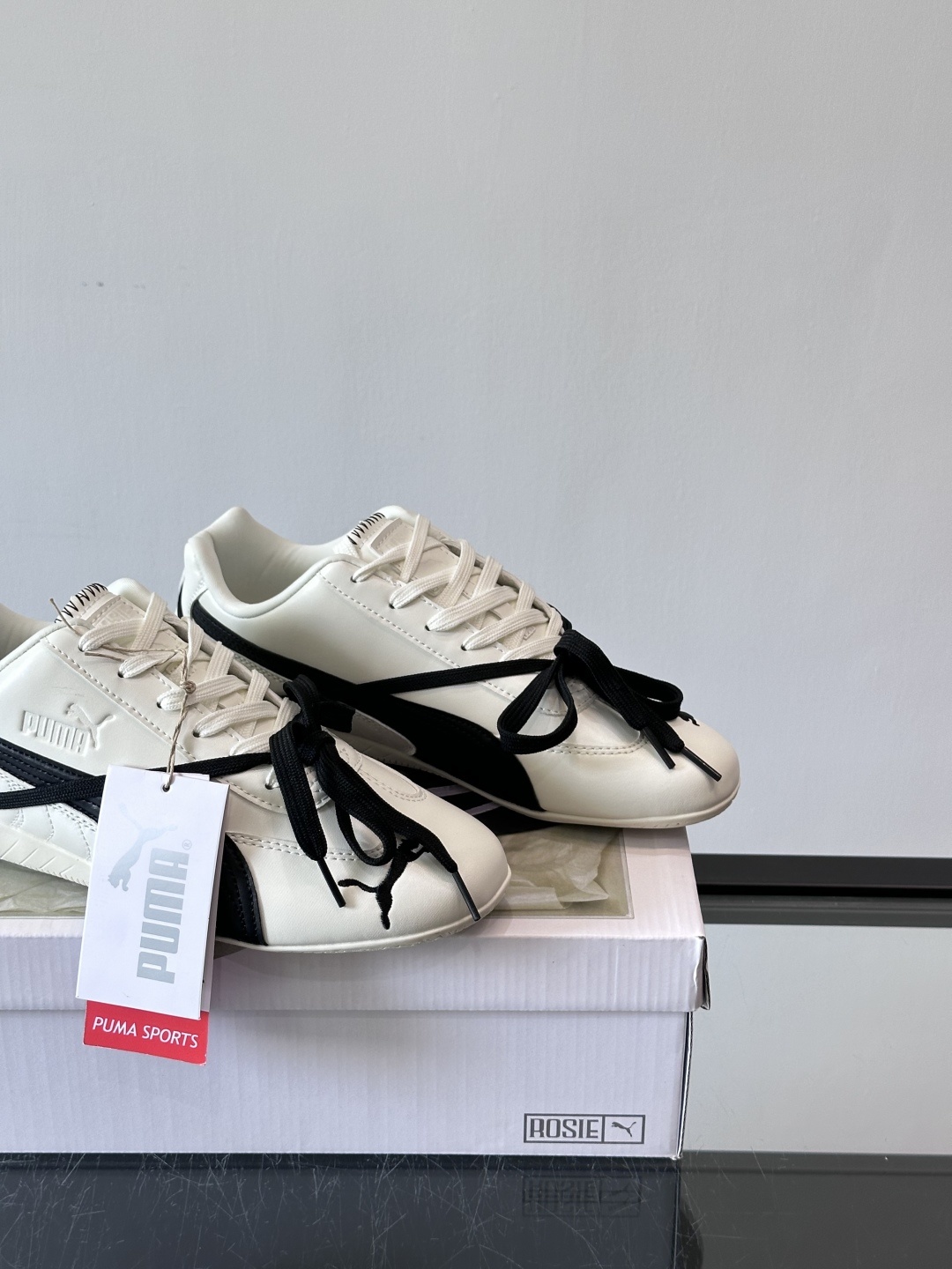 PUMA x ROSÉ 自成风格赛车鞋👟上身了PUMA x ROSÉ SPEEDCAT融入了ROSÉ亲自