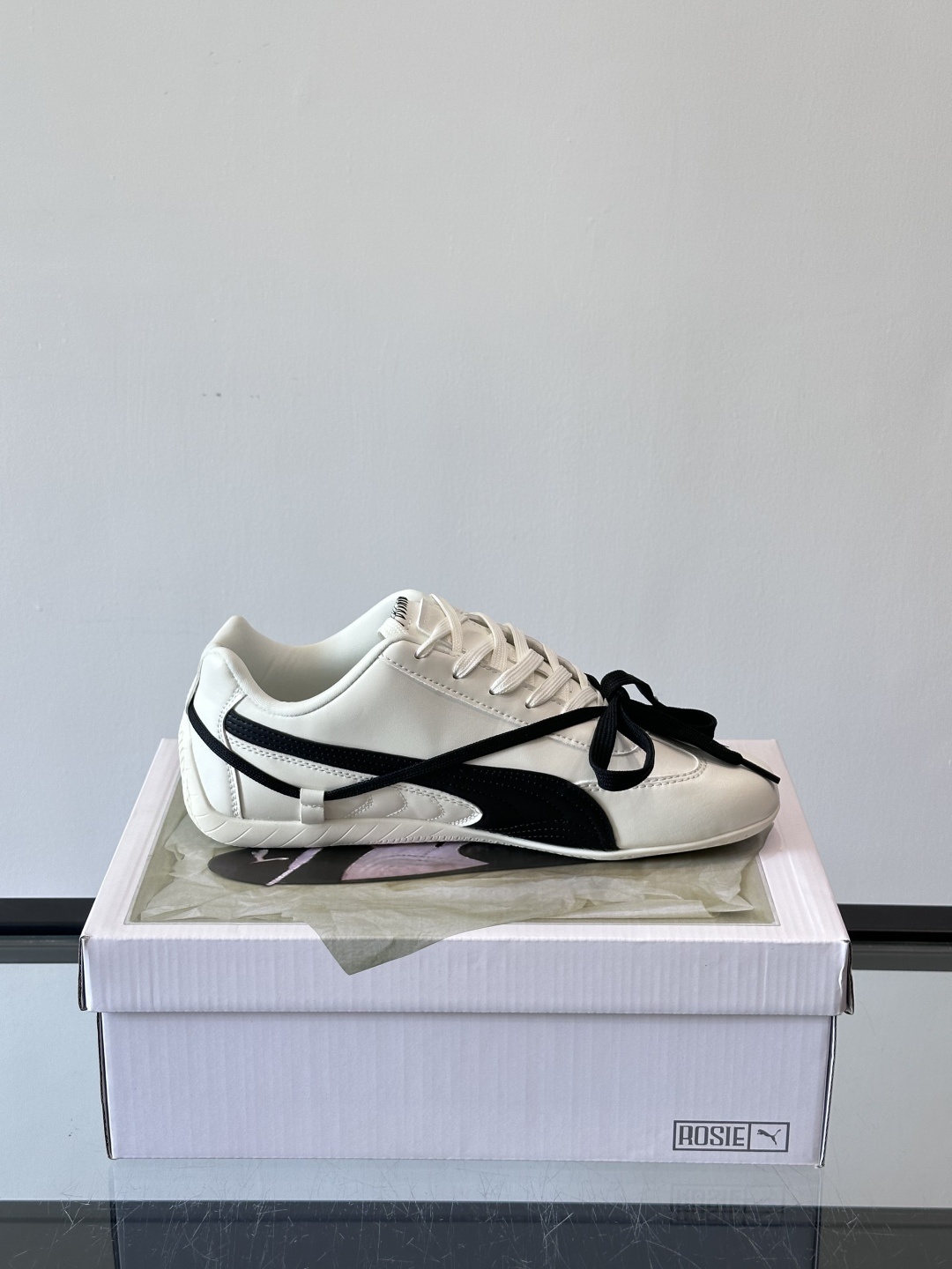 PUMA x ROSÉ 自成风格赛车鞋👟上身了PUMA x ROSÉ SPEEDCAT融入了ROSÉ亲自