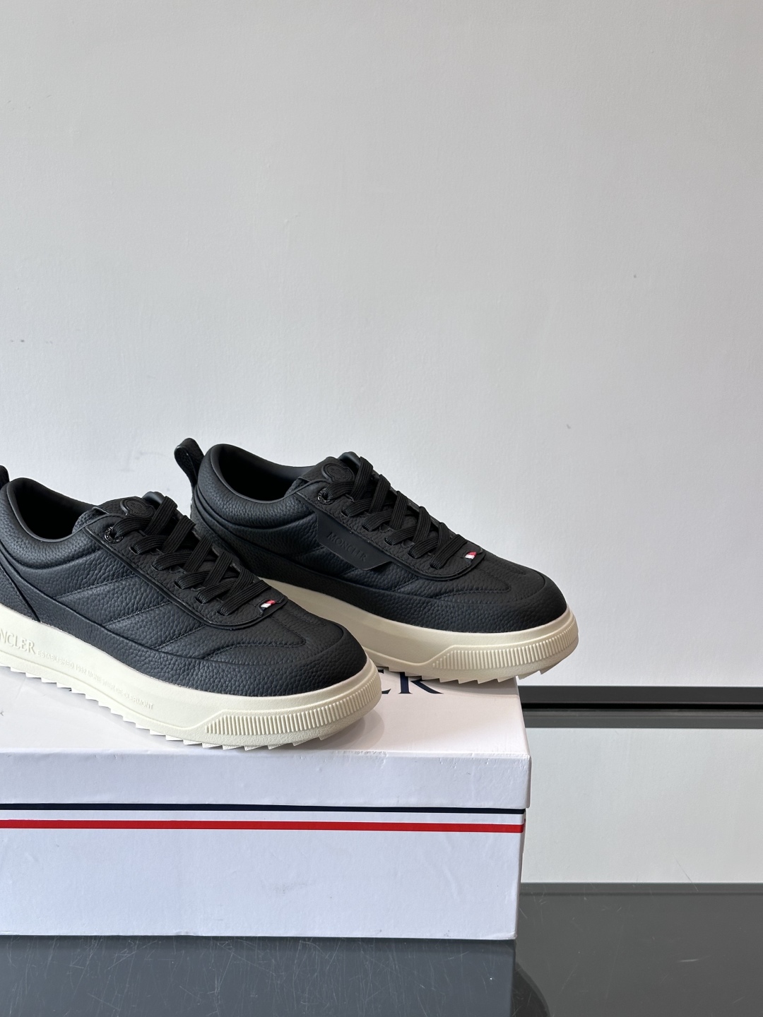 Moncler板鞋 FW25新款休闲运动鞋👟低饱和色系+利落板鞋型，不管是配运动裤走松弛感，还是搭牛仔裤