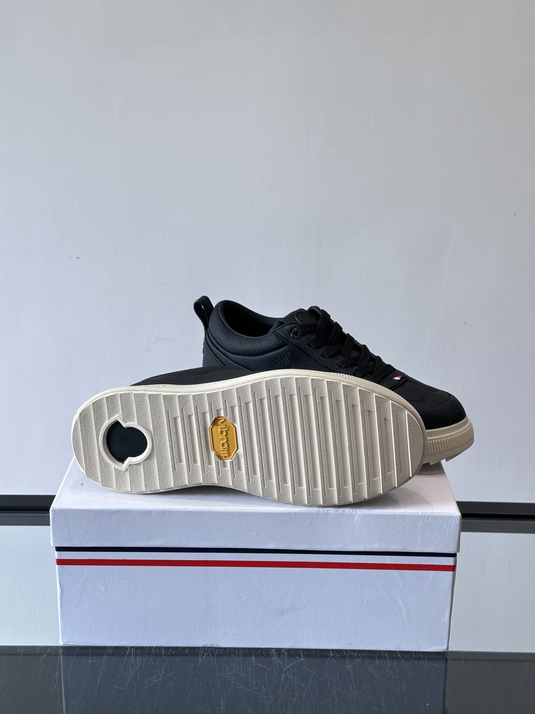 Moncler板鞋 FW25新款休闲运动鞋👟低饱和色系+利落板鞋型，不管是配运动裤走松弛感，还是搭牛仔裤