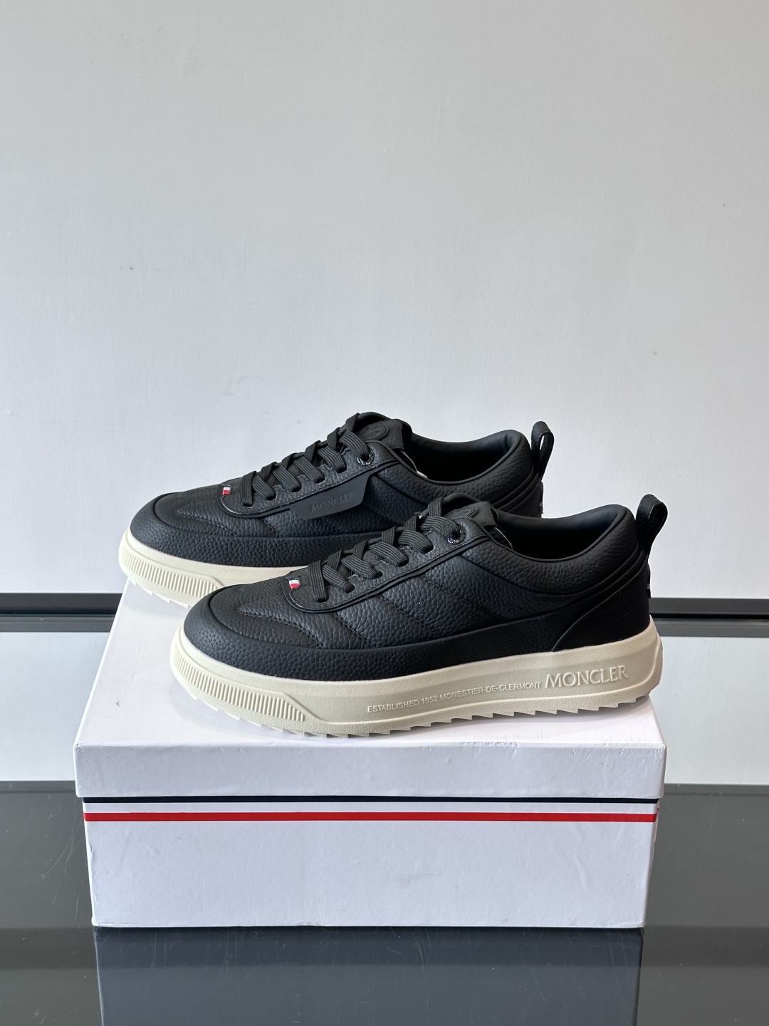 Moncler板鞋 FW25新款休闲运动鞋👟低饱和色系+利落板鞋型，不管是配运动裤走松弛感，还是搭牛仔裤