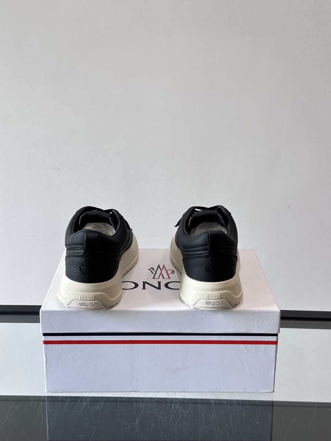 Moncler板鞋 FW25新款休闲运动鞋👟低饱和色系+利落板鞋型，不管是配运动裤走松弛感，还是搭牛仔裤