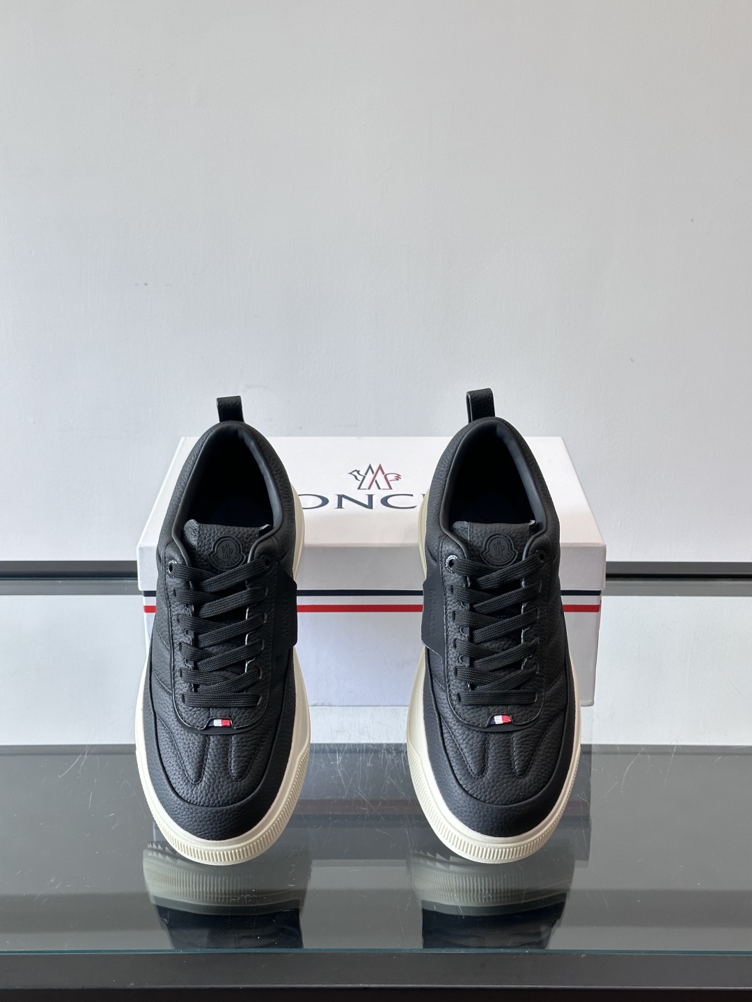Moncler板鞋 FW25新款休闲运动鞋👟低饱和色系+利落板鞋型，不管是配运动裤走松弛感，还是搭牛仔裤