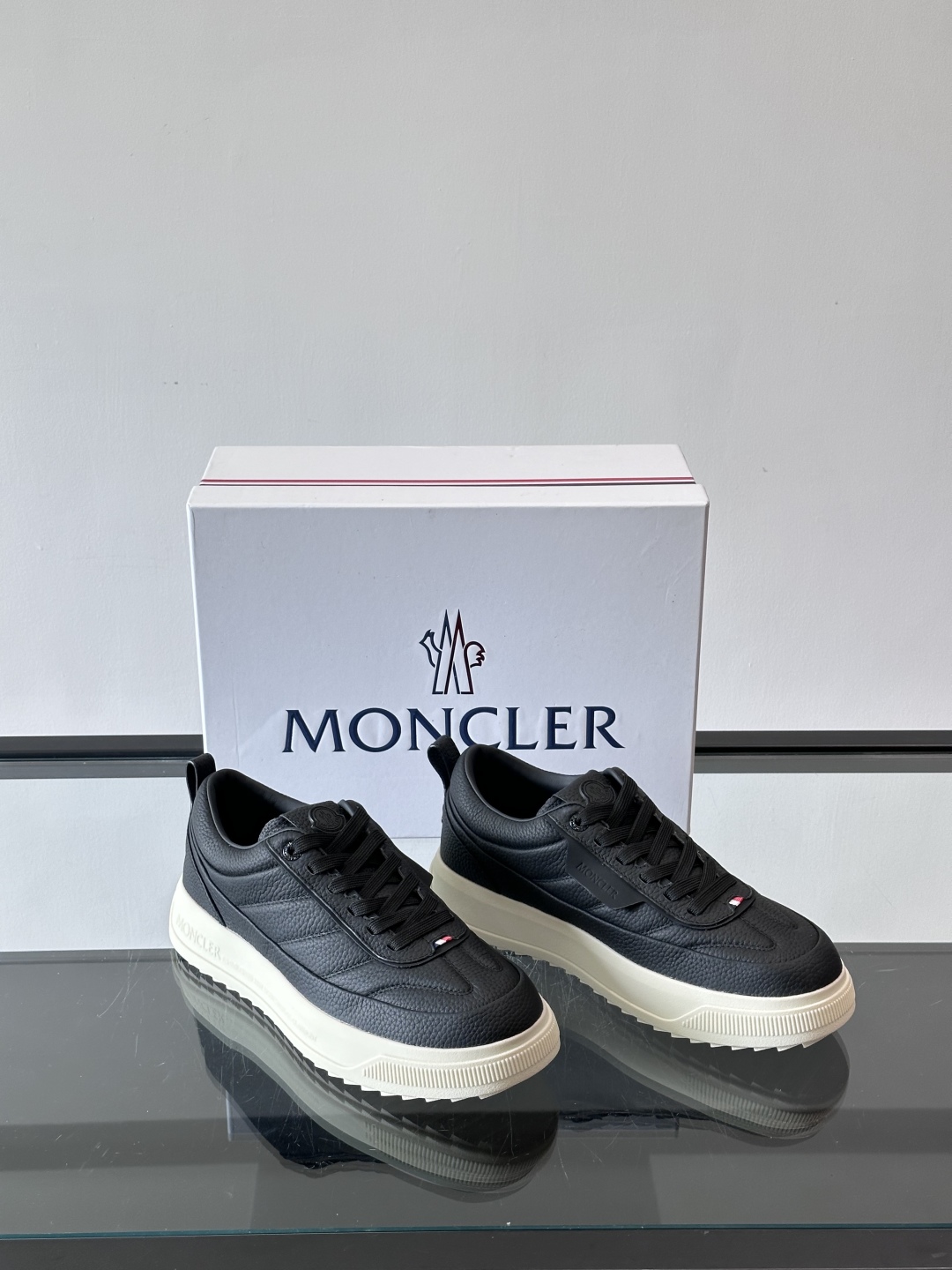 Moncler板鞋 FW25新款休闲运动鞋👟低饱和色系+利落板鞋型，不管是配运动裤走松弛感，还是搭牛仔裤