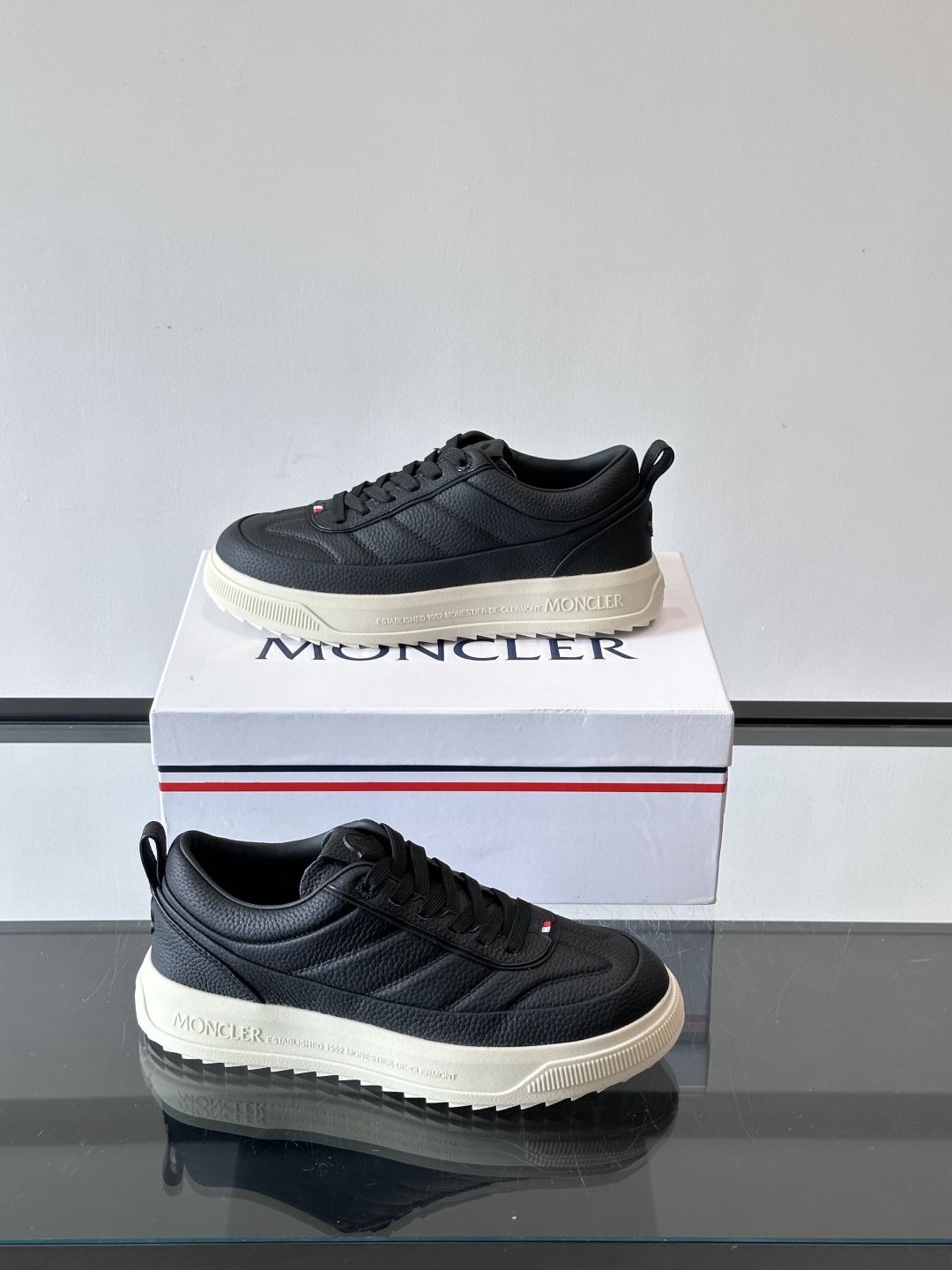 Moncler板鞋 FW25新款休闲运动鞋👟低饱和色系+利落板鞋型，不管是配运动裤走松弛感，还是搭牛仔裤