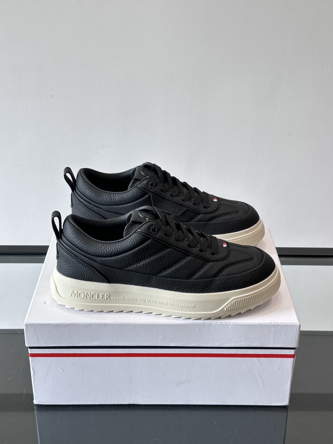 Moncler板鞋 FW25新款休闲运动鞋👟低饱和色系+利落板鞋型，不管是配运动裤走松弛感，还是搭牛仔裤