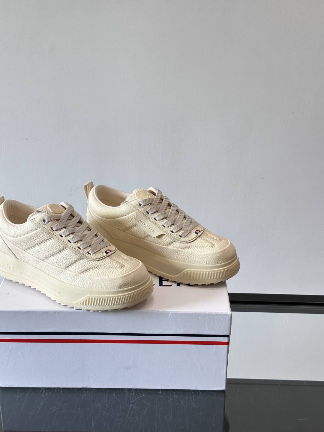 Moncler板鞋 FW25新款休闲运动鞋👟低饱和色系+利落板鞋型，不管是配运动裤走松弛感，还是搭牛仔裤