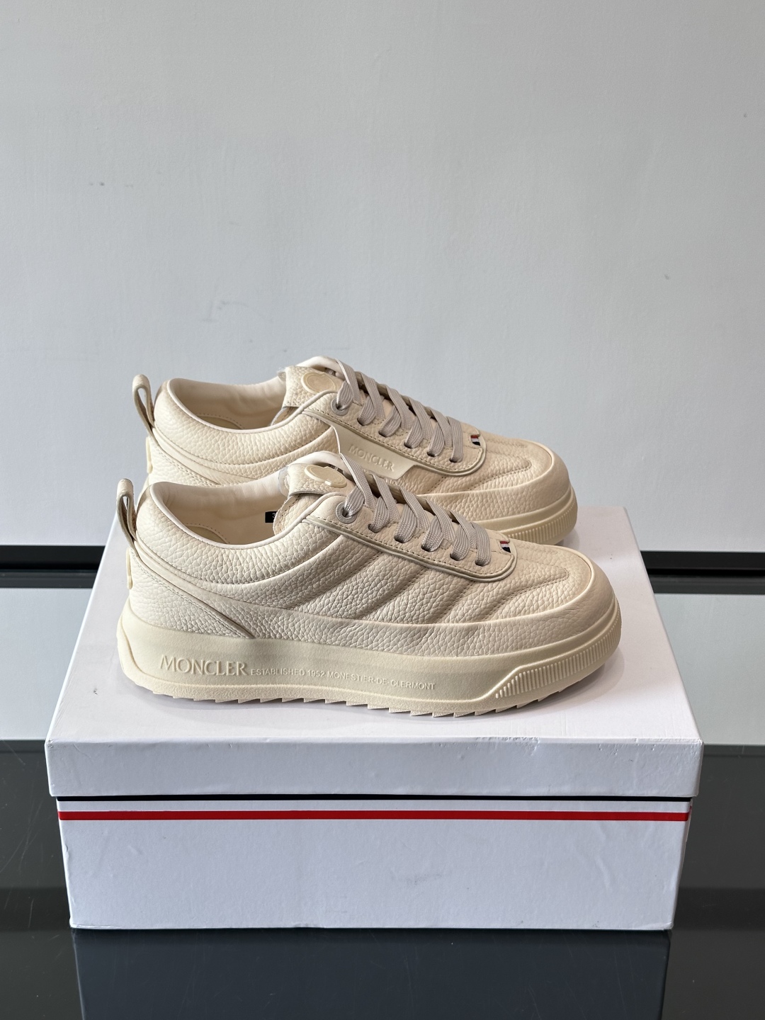 Moncler板鞋 FW25新款休闲运动鞋👟低饱和色系+利落板鞋型，不管是配运动裤走松弛感，还是搭牛仔裤