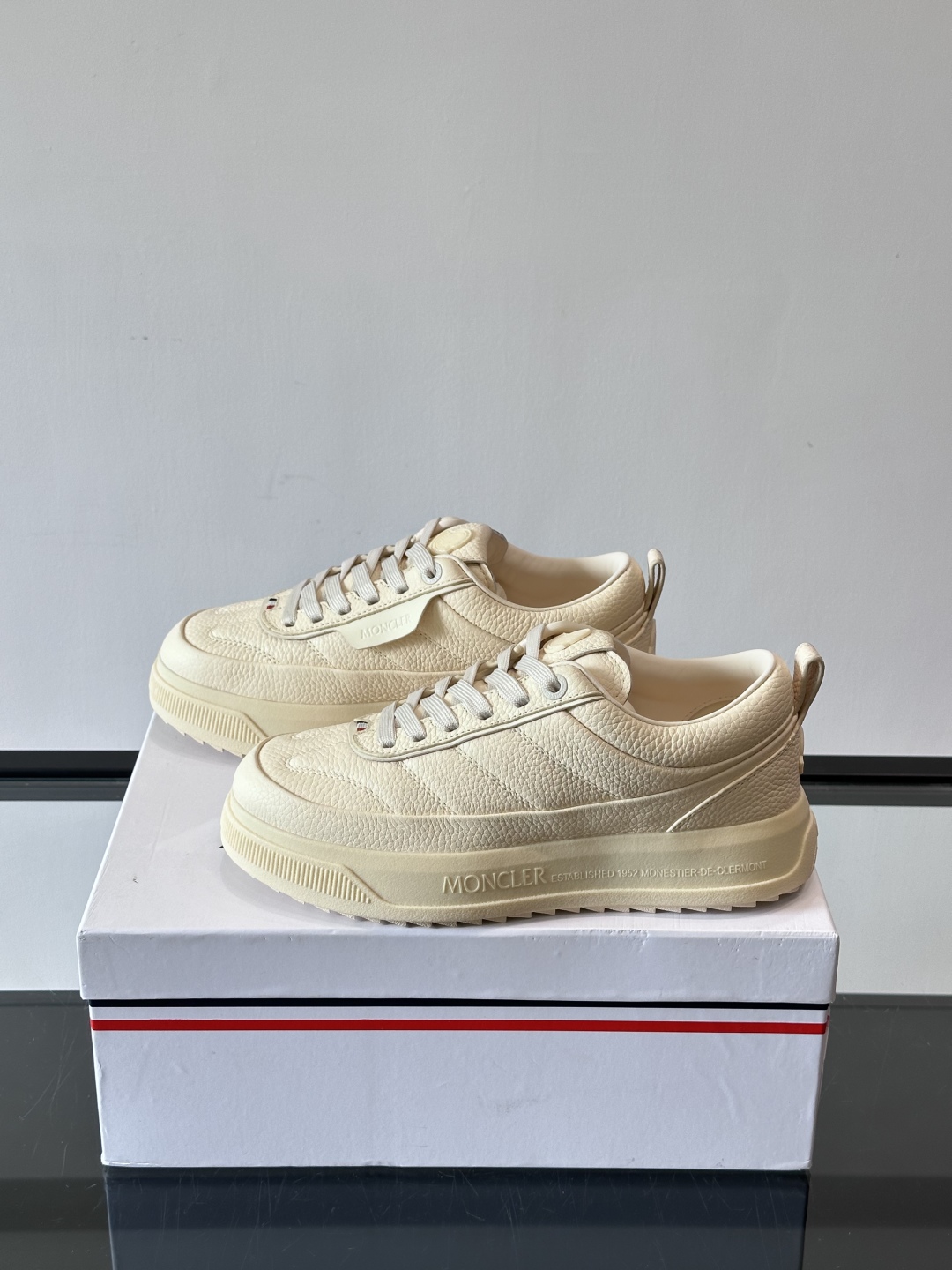 Moncler板鞋 FW25新款休闲运动鞋👟低饱和色系+利落板鞋型，不管是配运动裤走松弛感，还是搭牛仔裤