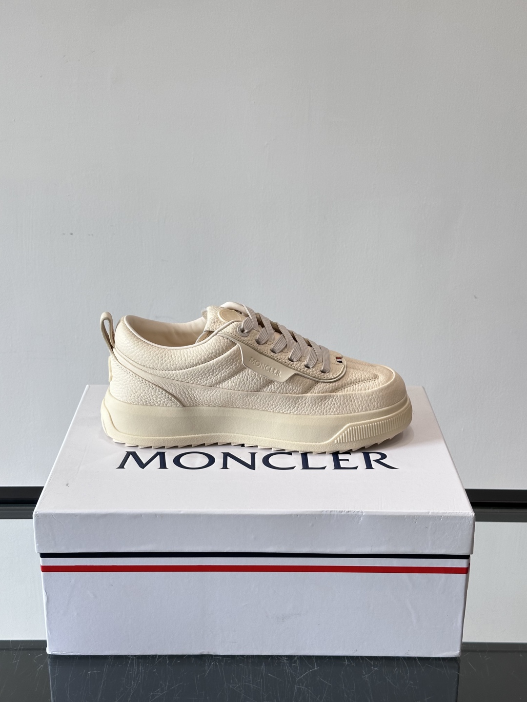 Moncler板鞋 FW25新款休闲运动鞋👟低饱和色系+利落板鞋型，不管是配运动裤走松弛感，还是搭牛仔裤