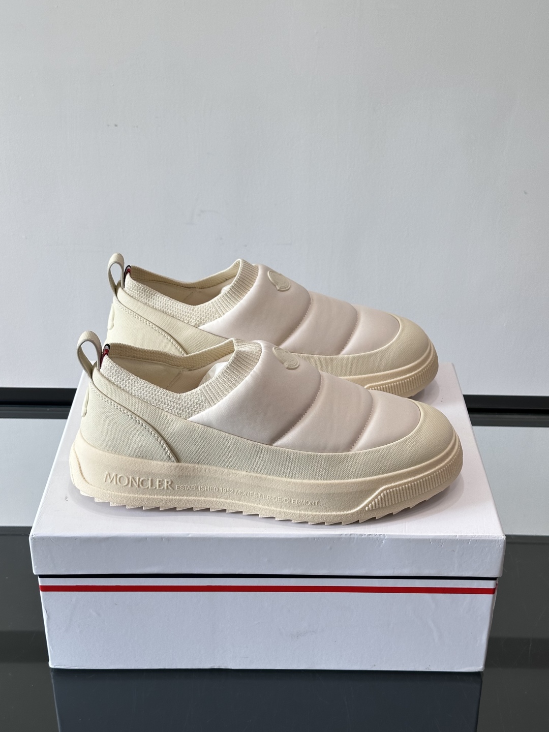 Moncler板鞋 FW25新款休闲运动鞋👟低饱和色系+利落板鞋型，不管是配运动裤走松弛感，还是搭牛仔裤
