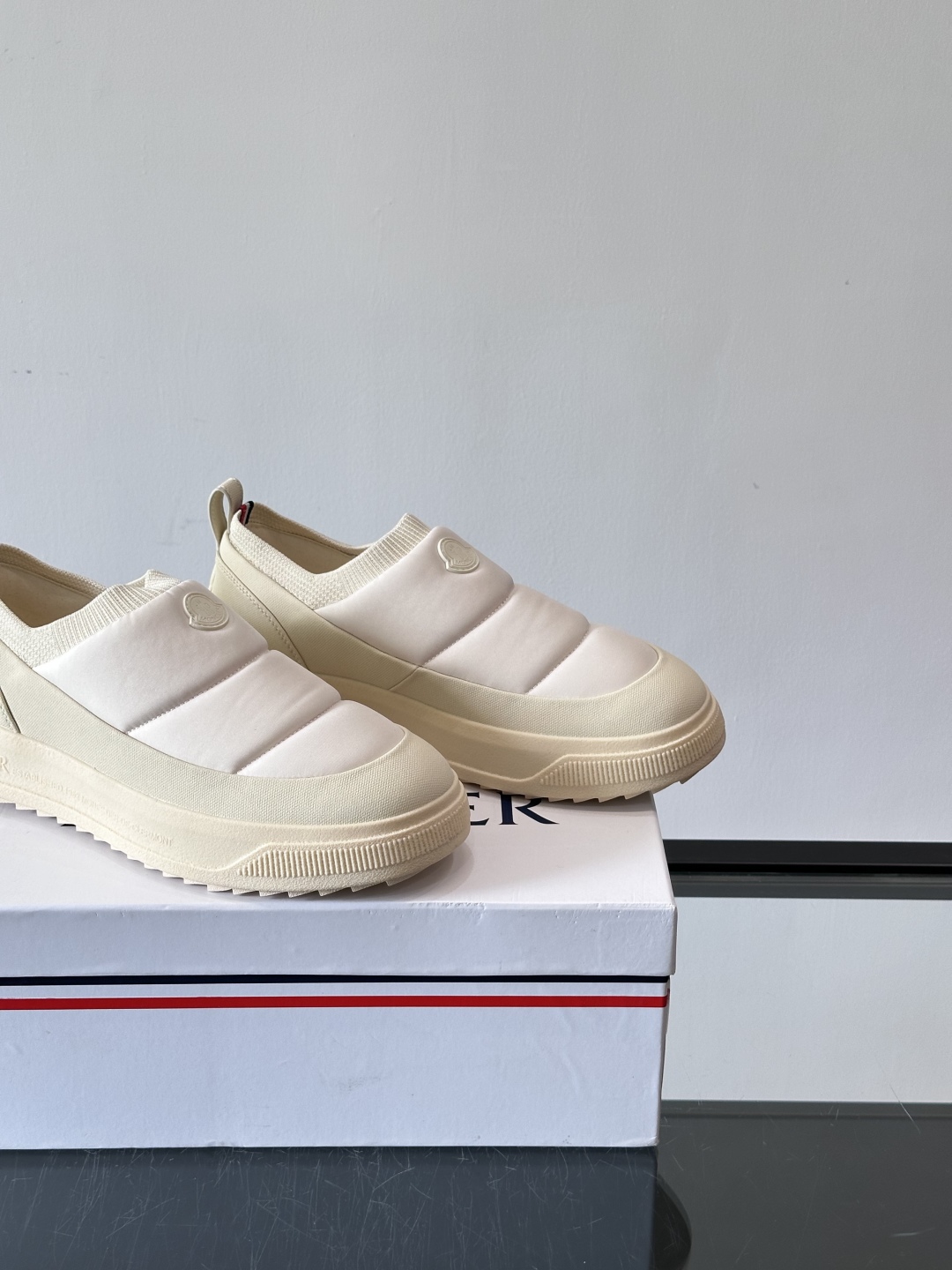 Moncler板鞋 FW25新款休闲运动鞋👟低饱和色系+利落板鞋型，不管是配运动裤走松弛感，还是搭牛仔裤
